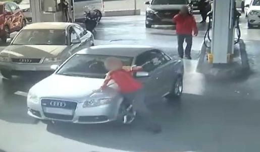 Momento captado por las cámaras del establecimiento en que el coche del arrestado golpea a la empleada.