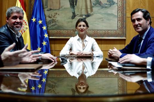 La ministra de Trabajo, Yolanda Díaz, antes de la reunión con el dirigente de las patronal CEOE, Antonio Garamendi, y del sindicato, CCOO, Unai Sordo, para analizar la subida del Salario Mínimo Interprofesional.