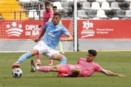 Javi Pérez, en una acción del partido UD Ibiza-Real Madrid Castilla.