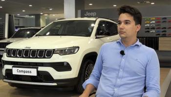 Juan Jesús Pérez con el Jeep Compass 4xe, el modelo escogido para participar en la ruta.