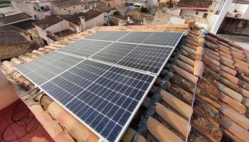 La instalación de placas solares permitirá mejorar la efciencia del edificio del Ajuntament.