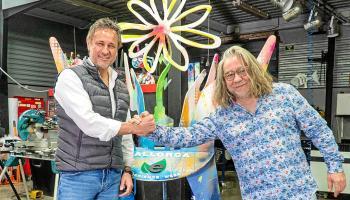 Una escultura llena de energía y color para reivindicar el arte «sostenible».