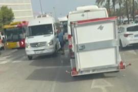 Los minibuses que han colapsado el aeropuerto de Palma acusan a AENA de "darles largas" con la dotación de una oficina