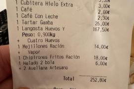 Va a comer langosta en Menorca, paga 250 euros y le cobran tres más por el hielo
