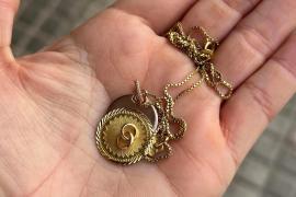 Una joven busca al dueño de un misterioso collar de gran valor emocional que encontró en Palma