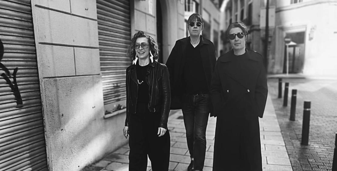 La banda mallorquina indie formada por Adela Peraita, Paco Torres y Steve Withers, recrea el cancionero del artista
