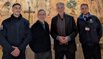 Pierce Brosnan, junto al canónigo Pere Oliver y dos trabajadores de seguridad de la Seu, este miércoles.