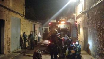 Los servicios de emergencias se han desplazado hasta la vivienda incendiada de madrugada.