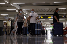 llegada de los primeros turistas alemanes al aeropuerto de palma tras el coronavirus
