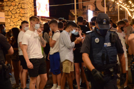 Gran despliegue policial en Magaluf de noche para evitar juergas descontroladas