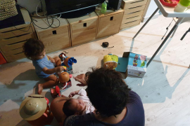 El alcalde de Cádiz, José María González, 'Kichi', con sus hijas