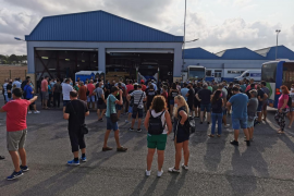 Los trabajadores de la EMT votan el preacuerdo.