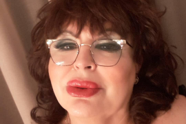 Paca La Piraña on Instagram: “Este traje y el verde de los premios Feroz me los han robado en Almeria en el portal de mi casa por la avenida Santa Isabel más 7 pelucas…”