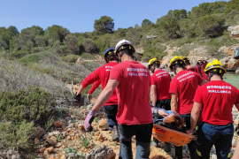 Una mujer, herida tras precipitarse desde cinco metros en una cala de Felanitx