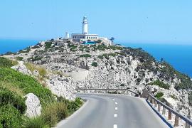 El primer día de restricciones de tráfico al faro de Formentor provoca retenciones en la playa.