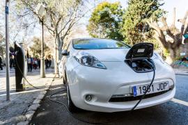Vista de un coche eléctrico mientras carga la batería en el centro de Palma