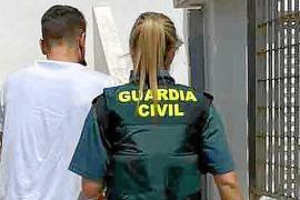 Detenido por robar una mochila con más de 800 € y una tarjeta en Platja d’en Bossa