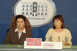 Las socialistas Francina Amengol y Pilar Costa comparecen en rueda de prensa en el Parlament Balear.