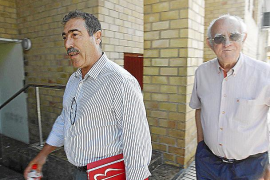 Roque López y Andrés Tuells , a su llegada al edificio judicial