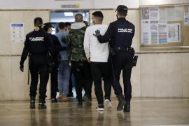 Prisión para los doce inmigrantes