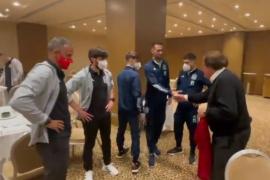 «¡Cumpleaños feliz!», tarta y un bonito regalo: Miquel Bestard celebra su aniversario con La Roja