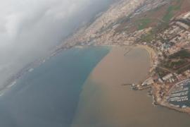 Una gran mancha marrón cubre parte de la bahía de Palma