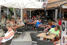 PORT DE POLLENÇA. TURISMO. TURISTAS EN LA TERRAZA DE UN BAR DEL PORT DE POLLENÇA.