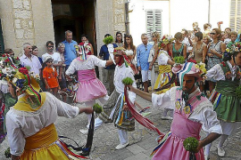 MONTUÏRI. FIESTAS PUEBLOS. EL PUEBLO HONORA A SU PATRON CON LAS ANCESTRALES DANZAS DE LOS COSSIERS .