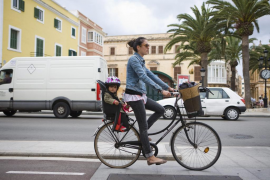 ciutadella. carril bici. Ir en bicicleta sin casco se va acabar.