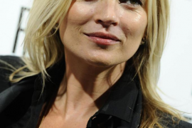 MODELO BRITÁNICA KATE MOSS INAUGURA TIENDA DE STUART WEITZMAN