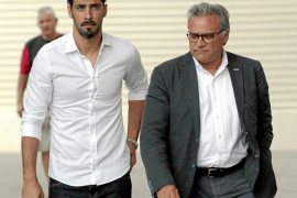 PALMA - DUDU AOUATE Y EL PRESIDENTE DEL REAL MALLORCA, GABRIEL CERDA , EN SON MOIX.