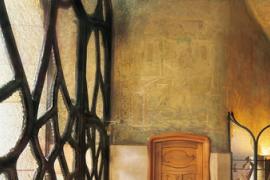 Ponen a la venta en Wallapop por 10.000 euros cuatro puertas que podrían ser de Gaudí