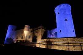 Iluminan el Castell de Bellver con los colores de la bandera ucraniana