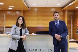 Begoña Iglesias y Alberto García, juristas del bufete de abogados Garrigues.