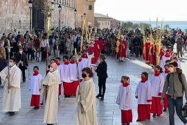 El obispo de Mallorca presidió la procesión del Domingo de Ramos desde el Palacio Episcopal.