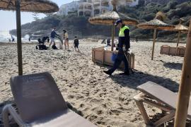 Manacor avanza la colocación de hamacas y sombrillas en sus playas para prestar el servicio en Semana Santa