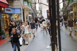 Las calles comerciales se han llenado de turistas