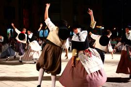 PARIS - LA AGRUPACION FOLCLORICA DE INCA REVETLERS DES PUIG D'INCA BAILARAN EN DISNEYLAND.