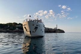 El barco de lujo Niko III atracado en Portocolom.
