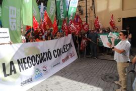 Manifestación contra la LOMLOE de todos los sindicatos ante el Parlament el pasado otoño.