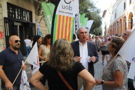 El conseller de Educació, Martí Martí, hablando con docentes críticos con la LOMLOE en una protesta el año pasado ante el Parlament.