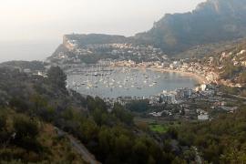 PORT DE SOLLER. MEDIO AMBIENTE. El GOB denuncia el enorme impacto que sufre la posidonia en el Port de SÃ³ller. Vista general de la bahÃ­a de SÃ³ller con muchas embarcaciones fondeadas sobre la pradera.