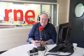 Armando Pomar en uno de los estudios de RNE en Balears.