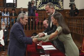 Cadenas recoge el Premio Cervantes con un llamamiento a la democracia.