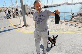 Basi, con su perra Azabache