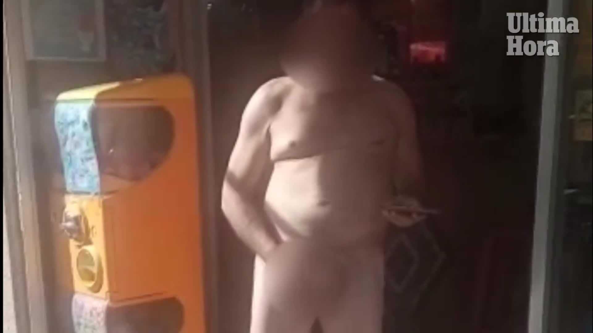 VÍDEO | El 'espectáculo' del detenido desnudo en un bar