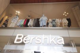 El precioso jersey con escote barco de Bershka que más estiliza