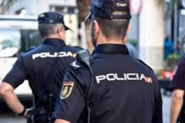 Investigan la muerte de un joven que se encontró semidesnudo en el rellano de un portal