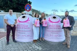 Imagen de los contenedores solidarios contra el cáncer de mama