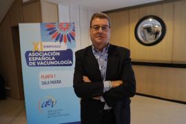 El virólogo Jordi Reina organiza el simposio de la Asociación Española de Vacunología.